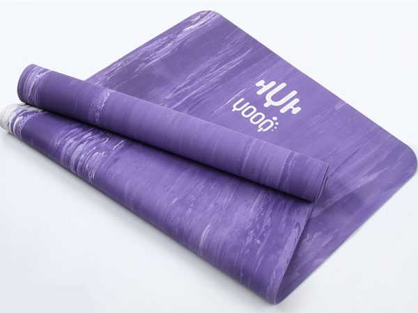 YOOQ tapis pure caoutchouc 100% naturel violet marbré roulé logo yoga fitness
