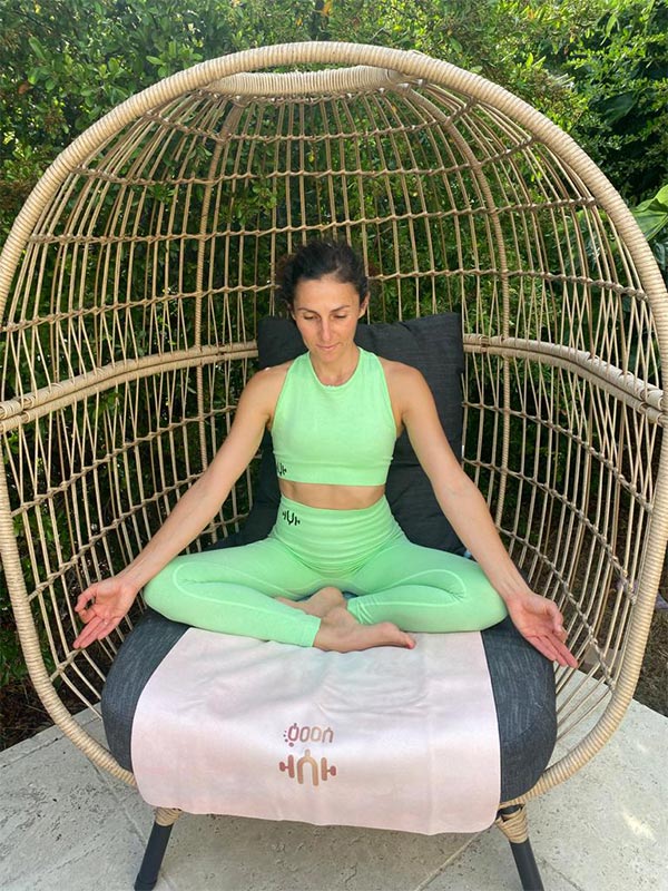 YOOQ tenues sport legging brassière vert face fauteuil zen yoga fitness méditation