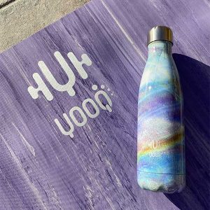 YOOQ accessoires sport bouteille isotherme marbré arc en ciel sur tapis caoutchouc naturel fitness yoga