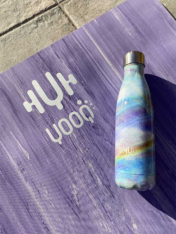 YOOQ accessoires sport bouteille isotherme marbré arc en ciel sur tapis caoutchouc naturel fitness yoga