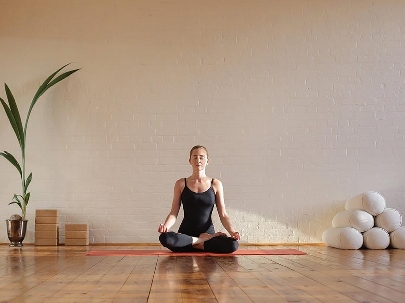 YOOQ méditation initiation position lotus astuces simplicité sérénité