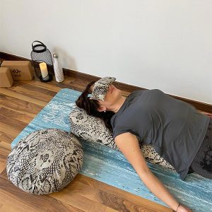 YOOQ studio tapis PURE bouteille isotherme briques zafu bolster bandeau yeux yoga fitness méditation sport python